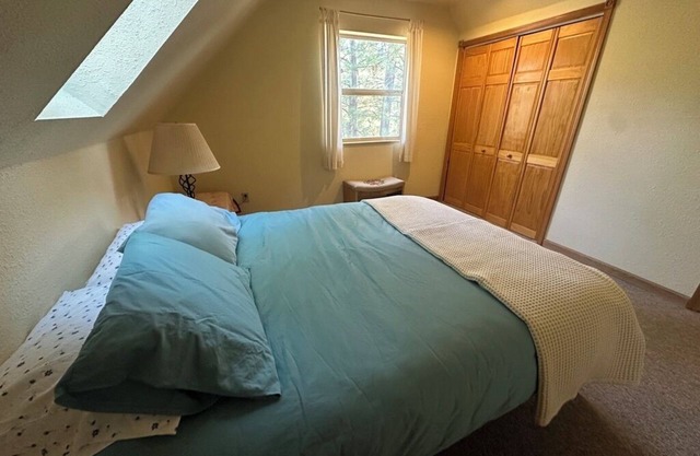 Spacious 5-bedroom house with close proximity to Mt. Bachelor and Sunriver.