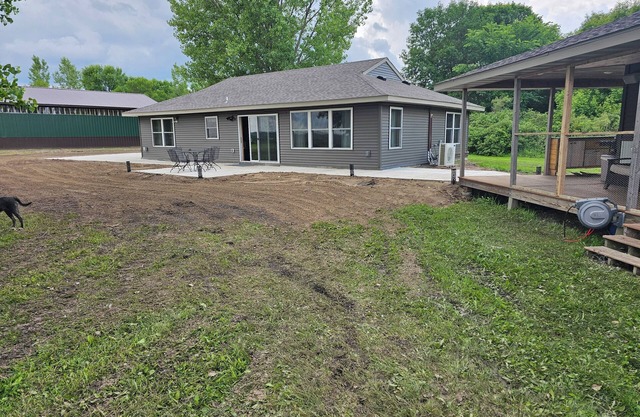 Spacious 5-bedroom Osakis lakefront house/guest house with dock, WiFi, AC, spa