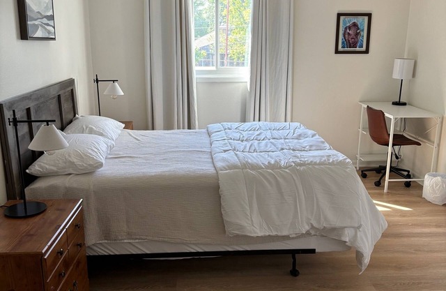 Spacious 5-bedroom Retreat with Pool and Tennis Court In Beautiful Neighborhood