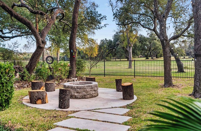 Spacious 5-BR Retreat in North Austin with Firepit!