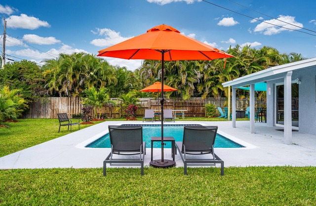 Spacious 5 BR with Large Pool, 13 min to the Ocean