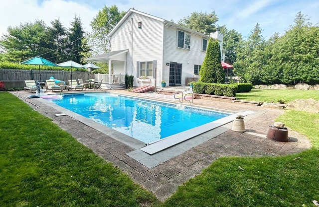 Spacious 5bdrm home- saltwater pool, WiFi, AC, parking pass to nearby town beach