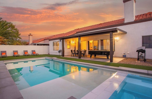Spacious 5BR House w/Heated Pool + Jacuzzi