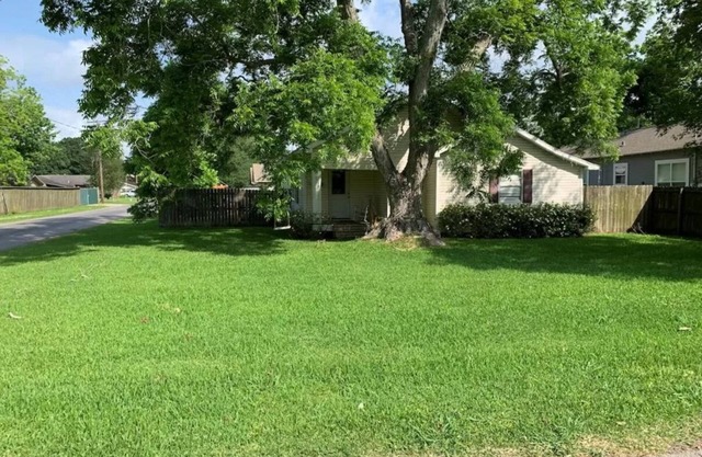 Spacious 5BRs for Rent in Groves!
