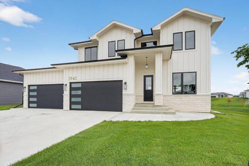 Spacious 6 bed 5 Bath Home, Close to Theatre and Restaurants