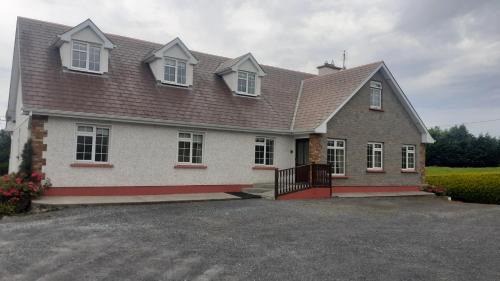 Spacious 6-Bed House 10 minutes from Knock Airport