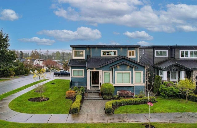 Spacious 6-bedroom house in delightful White Rock with fitness room, WiFi