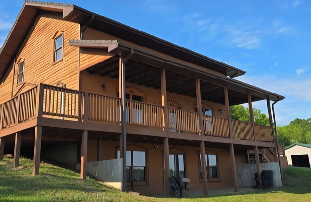 Spacious 6-bedroom house in rural Versailles with many amenities included.