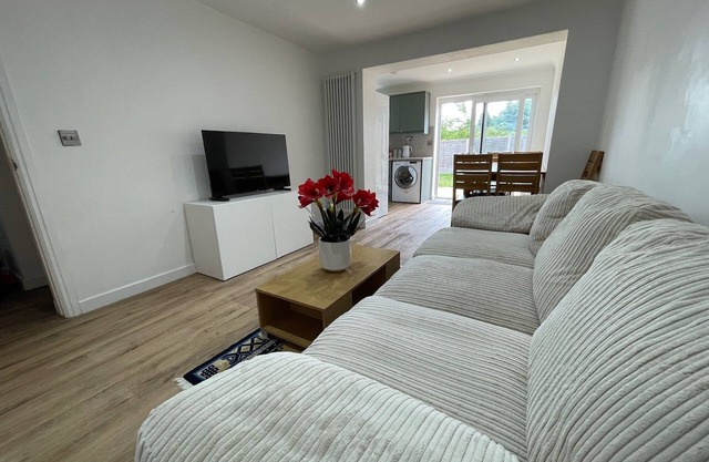 Spacious 6 Bedroom Home|FREE Parking & Wi-Fi|Garden