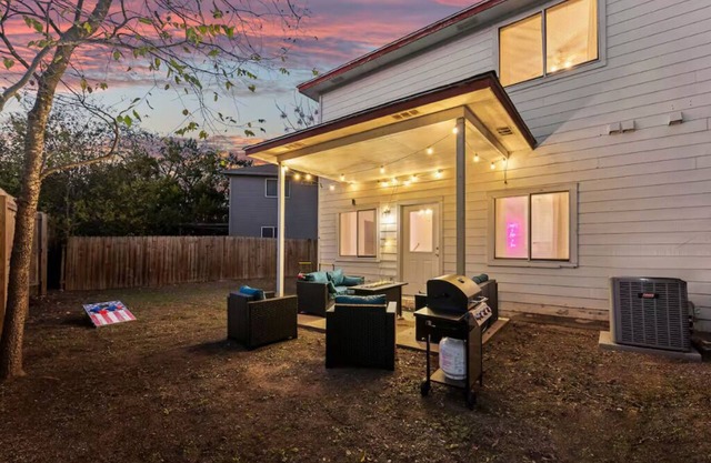 Spacious 6-bedroom house with WiFi, Backyard and AC in amazing Austin!