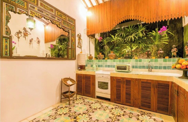 Spacious 9 Villa bedroom condo in beautiful Sanur Near Ocean Bali - Kitchen