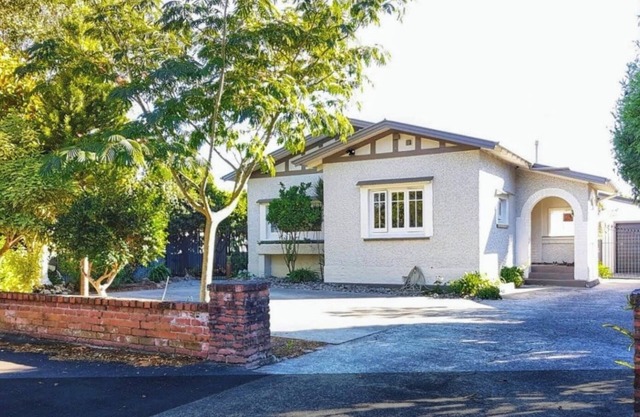 Spacious Accommodation Ideal for Contractors, Remote Workers, or Group Travel.