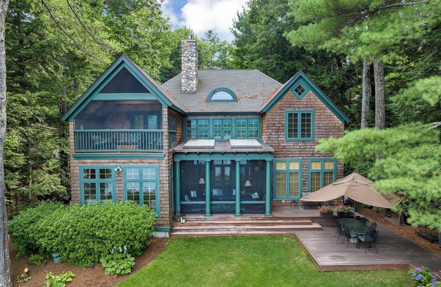 Spacious Adirondack sleeps 12 with stunning views of Castle In The Clouds