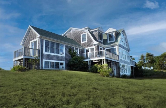 Spacious Air Conditioned Home With Sweeping Ocean Views