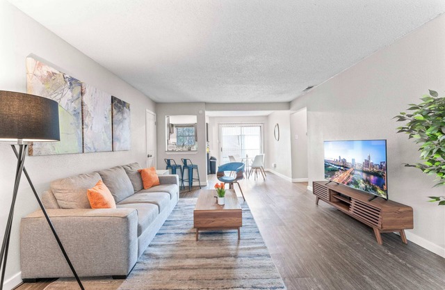 Spacious and Chic King Bed 2BR Suite, 5 Min to DT