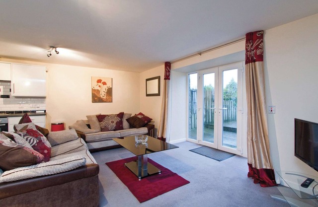 Spacious and contemporary two storey cottage with two doubles and one single.