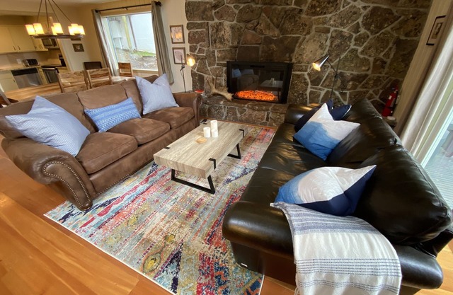 Spacious and Comfortable! Hot tub and everything in Teton Village nearby! ⛷