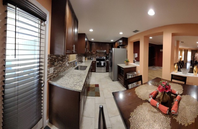 Spacious and Gorgeous 4 Bdrm Home Close to Beaches
