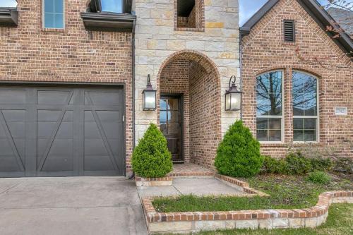 Spacious and Modern 4BR 2BA 5MintoDFW