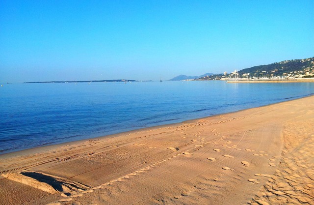 Spacious and sunny apartement, few steps from sea and shopping facilities