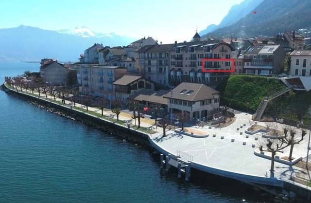 Spacious apartment with exceptional view of Lake Geneva