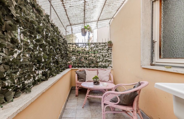 Spacious apartment of about 100 sqm located on the ground floor of a building with elevator, able to comfortably accommodate up to 4 people.The property, equipped with all the main amenities, is located in a strategic position, a few steps from the port