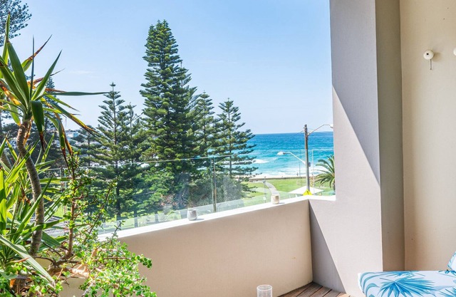 Spacious Apartment with Bronte Beach Views