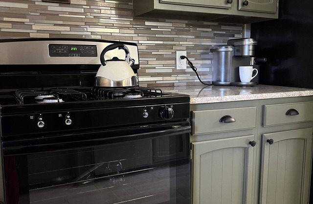 Spacious Bohemian Bungalow. Pet-friendly & centrally-located w/play nook!