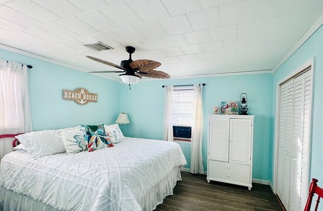 Spacious Breezy Shore Cottage, centrally located in Port O’Connor TX