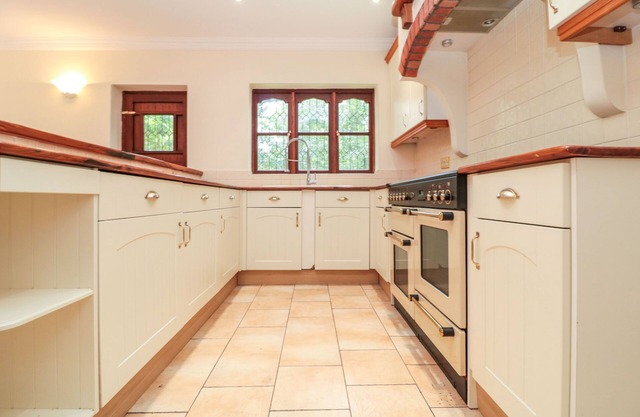 Spacious Bungalow on 0.7 Acre Plot- Little Warley