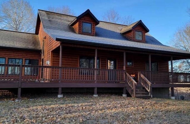 Spacious Cabin in the woods on Island Lake