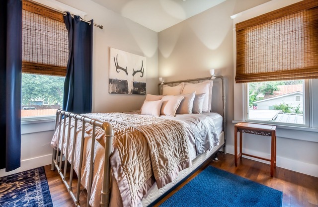 Spacious Carriage Apartment near Downtown, Pearl Brewery & Riverwalk