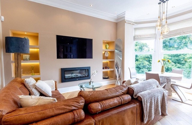 Spacious central apartment to town with views