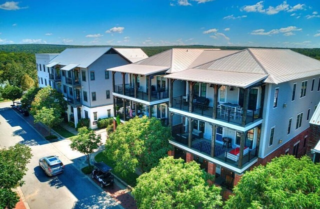 Spacious + Central Condo in Carlton Landing