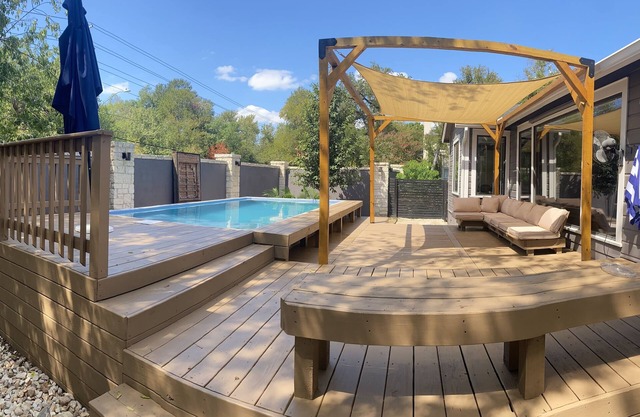 Spacious Charmer Sleeps 12 w/heated pool Dtown Austin