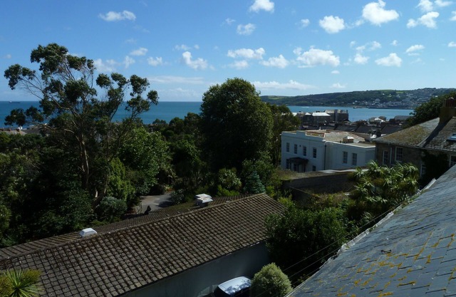 Spacious, Comfortable Townhouse. Full Of Books and Artworks with Stunning Views