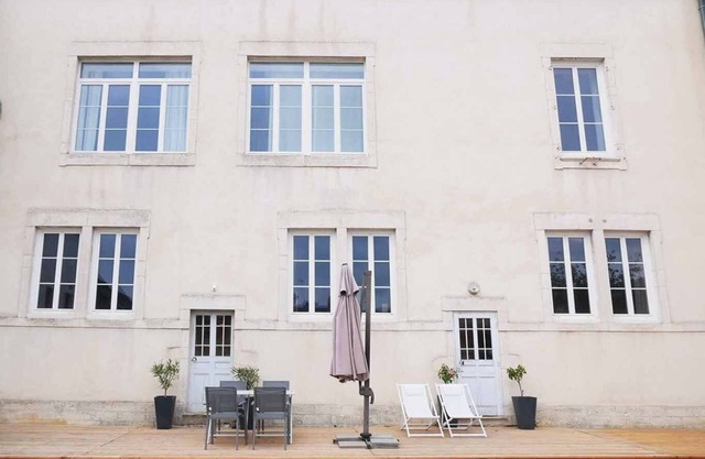 Spacious, comfortable gîte with spa and pool access near Beaune