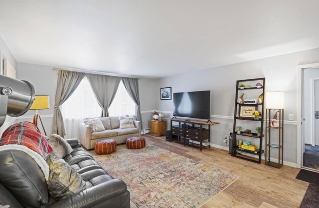 Spacious & comfy 2BR apartment on ground level, near airport & shopping