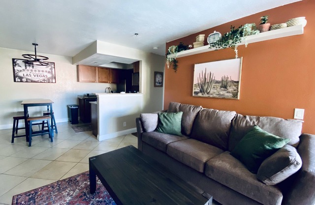 Spacious condo w/pool 5 min to strip