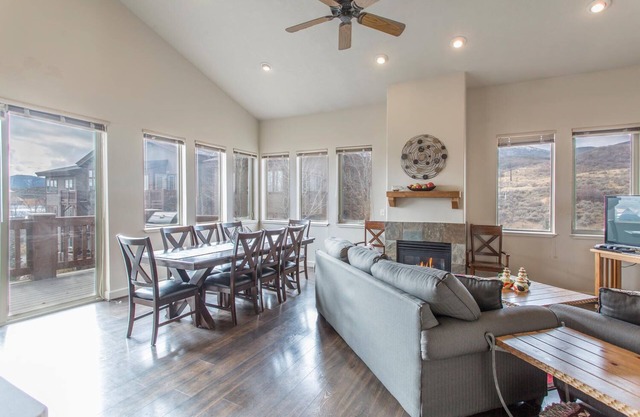 Spacious Corner Unit Near Skiing, 2 BR+Loft, 2.5 BA, Top Floor, Sleeps 8
