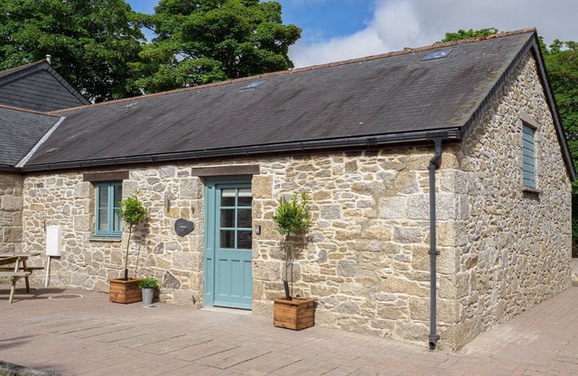 Spacious cottage, sleeps 6, shared pool/hot tub nr Falmouth/Helford River