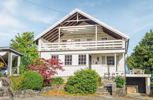 Spacious cottage with fjord view of old fishing village.