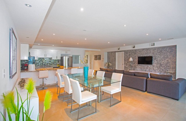 Spacious&cozy ocean view condo w/great amenities, close to town and beaches!