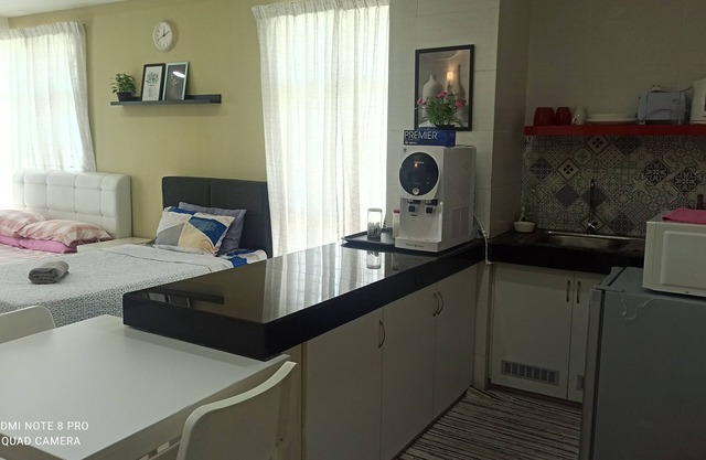 Spacious & Cozy Studio W/ POOL 5min to Pasar Siti Khadijah. Free WI-FI, NETFLIX