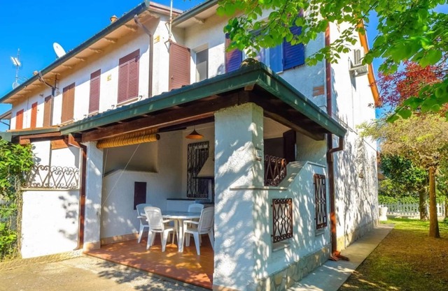 Spacious detached house with 2 double bedrooms, large garden, air conditioning