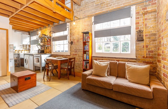 Spacious Detached House w/Private Courtyard