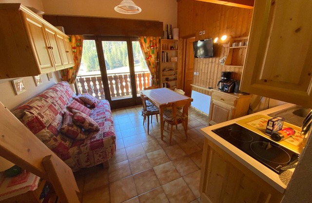 Spacious Duplex Near Village Center with Balcony - Close to Ski Lifts and Free Summer Activities