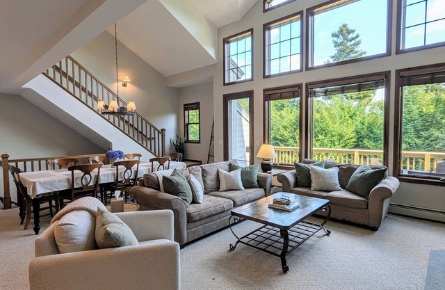 Spacious Family Home, Slope & Notch Views, Guest-Loved Kitchen, Fireplace