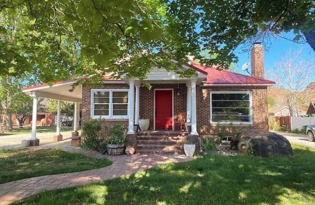 Spacious Family Reunion Home+hottub/sauna/gym/firepit/walk2: hikes/museums/shops