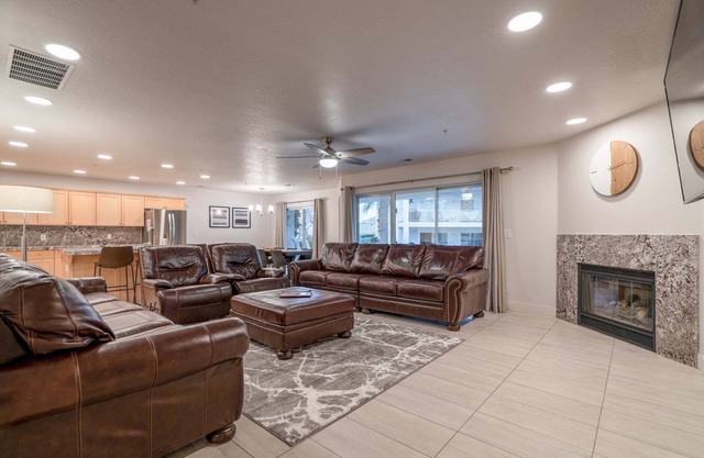 SPACIOUS FAMILY UNIT. 1ST FLOOR. BY POOLS,RESORT W/BIKES.nYEAROUND FAMILY FUN !